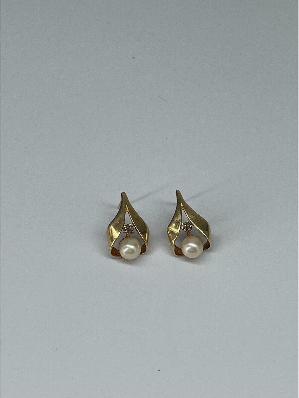 Vintage 14K Gold Pearl & Diamond Stud Earrings Estate Jewelry